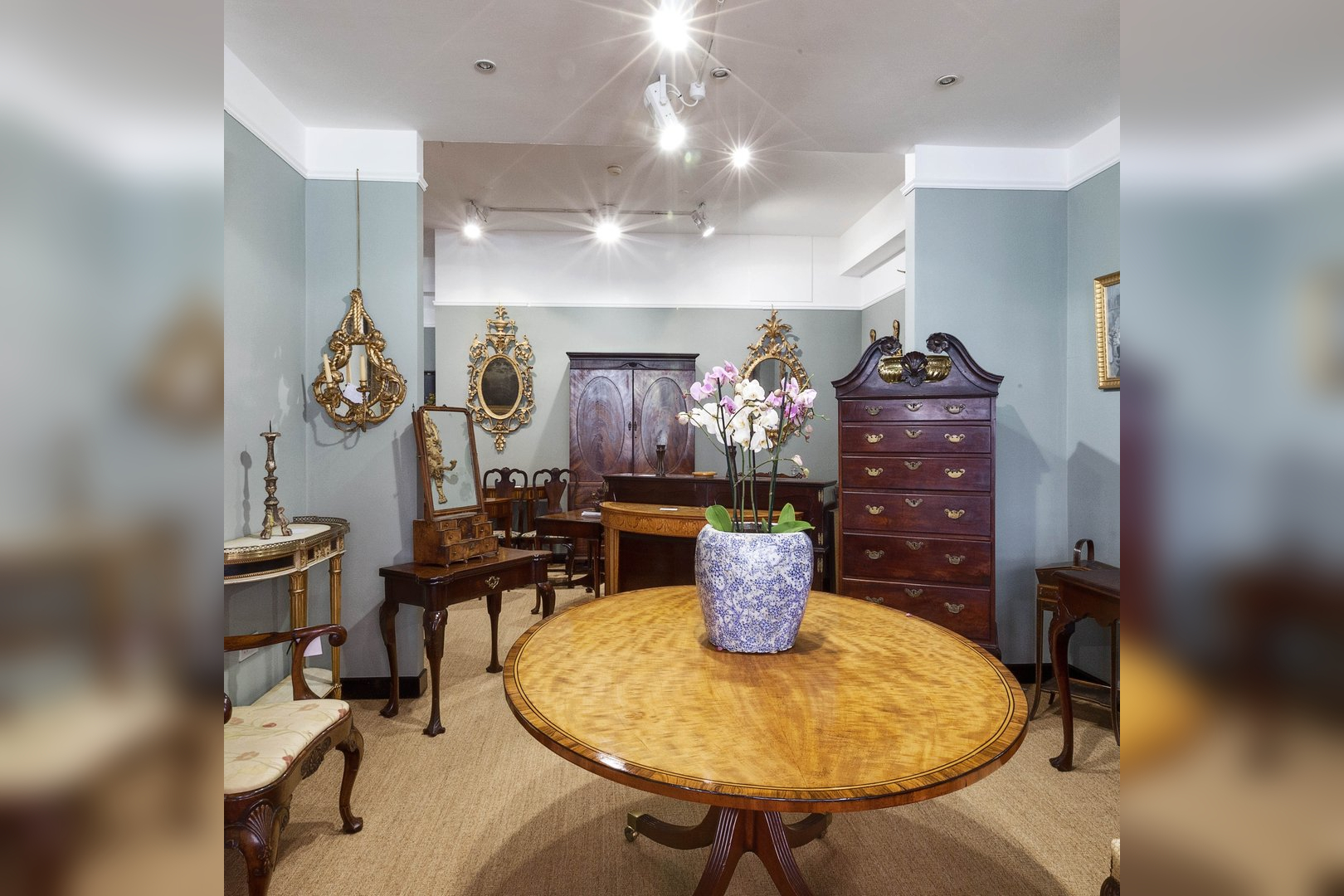 Johnston Antiques in 69-70 Francis Street DUBLIN