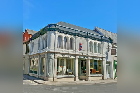 Walton House Antiques in Warminster