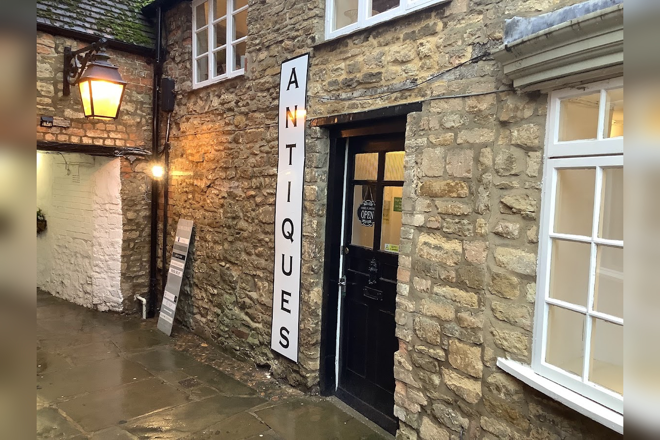 Leo Antiques & Collectables in Olney