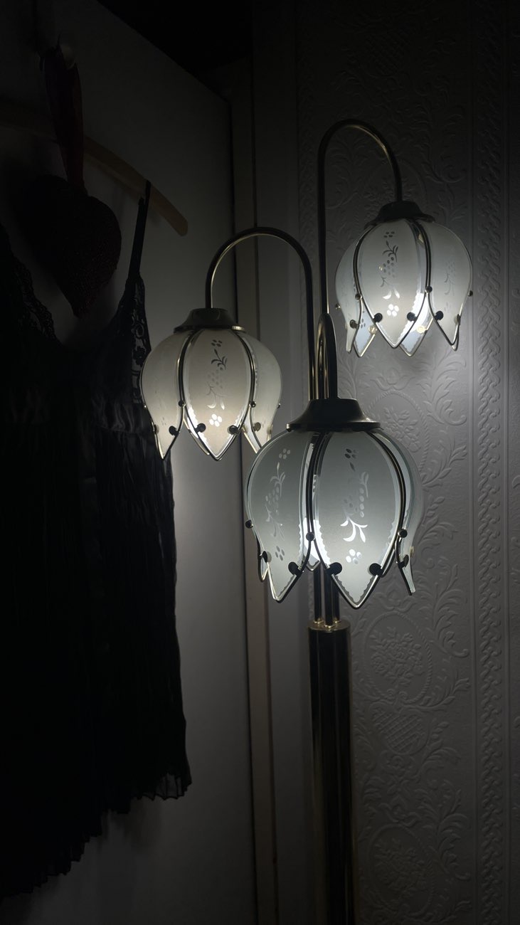 Vintage hollywood lotus lamp product bought at The Salvation Army for £20.00
