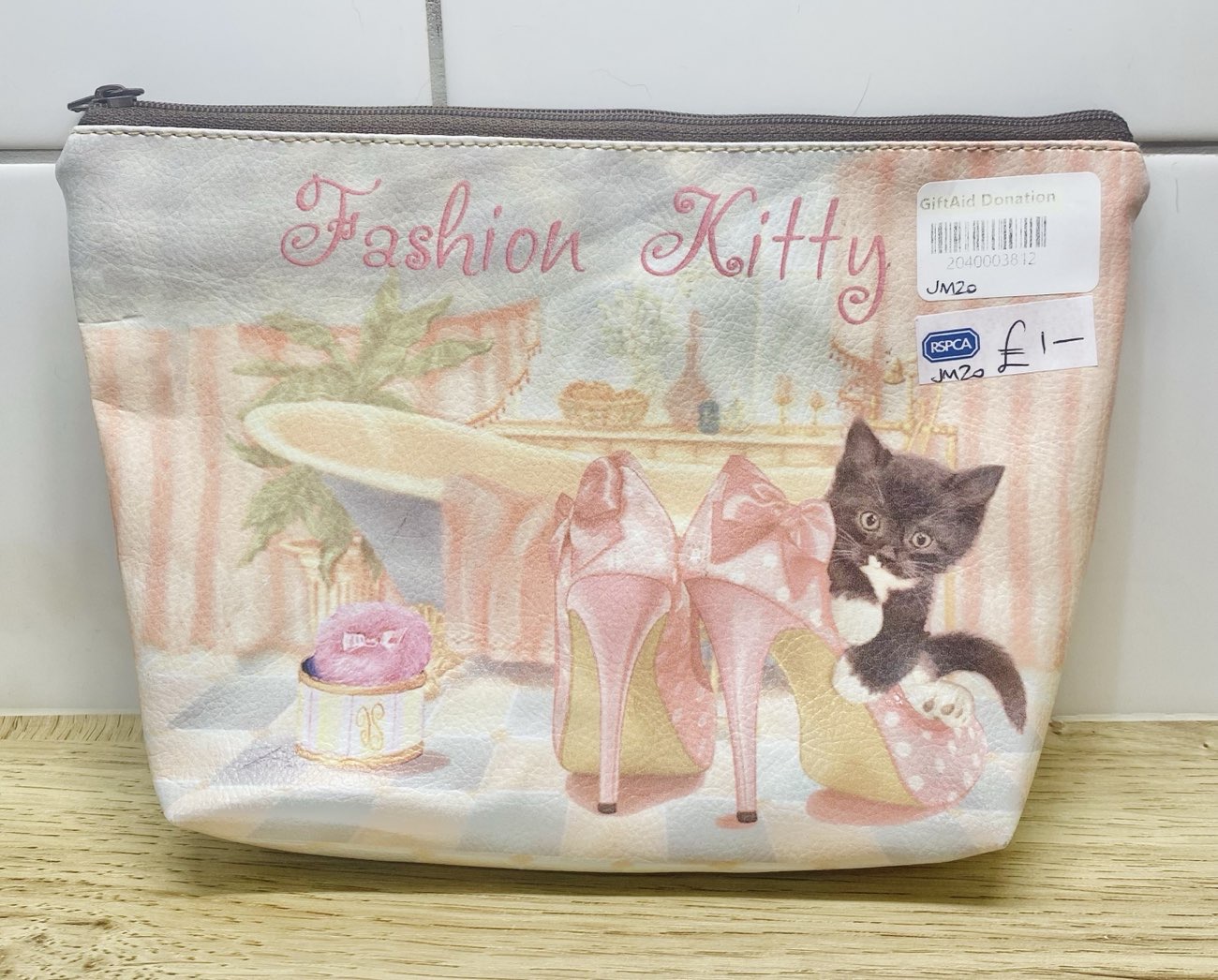 Adorable kitten makeup bag 💕💝 bought at RSPCA Selby for £1.00