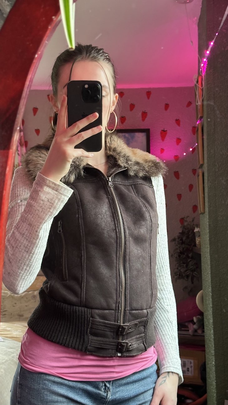 Not easy to find cute pieces for less than £5 nowadays😐 product bought at Oxfam Shop for £11.97