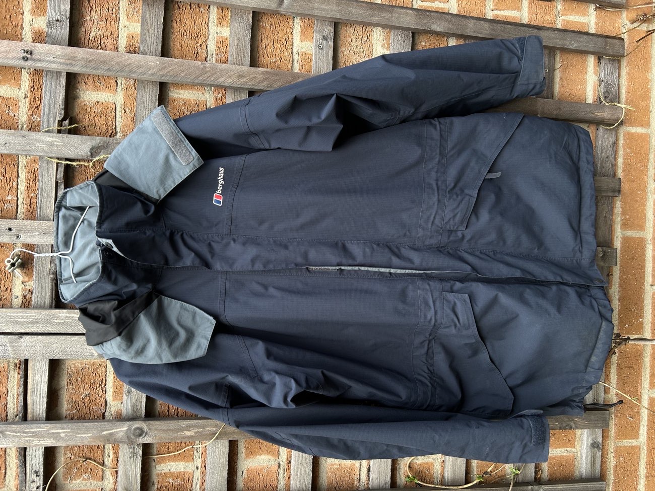 Berghaus Men's Maitland GORE-TEX IA Waterproof Jacket product bought at The Air Ambulance Charity Shop for £5.00