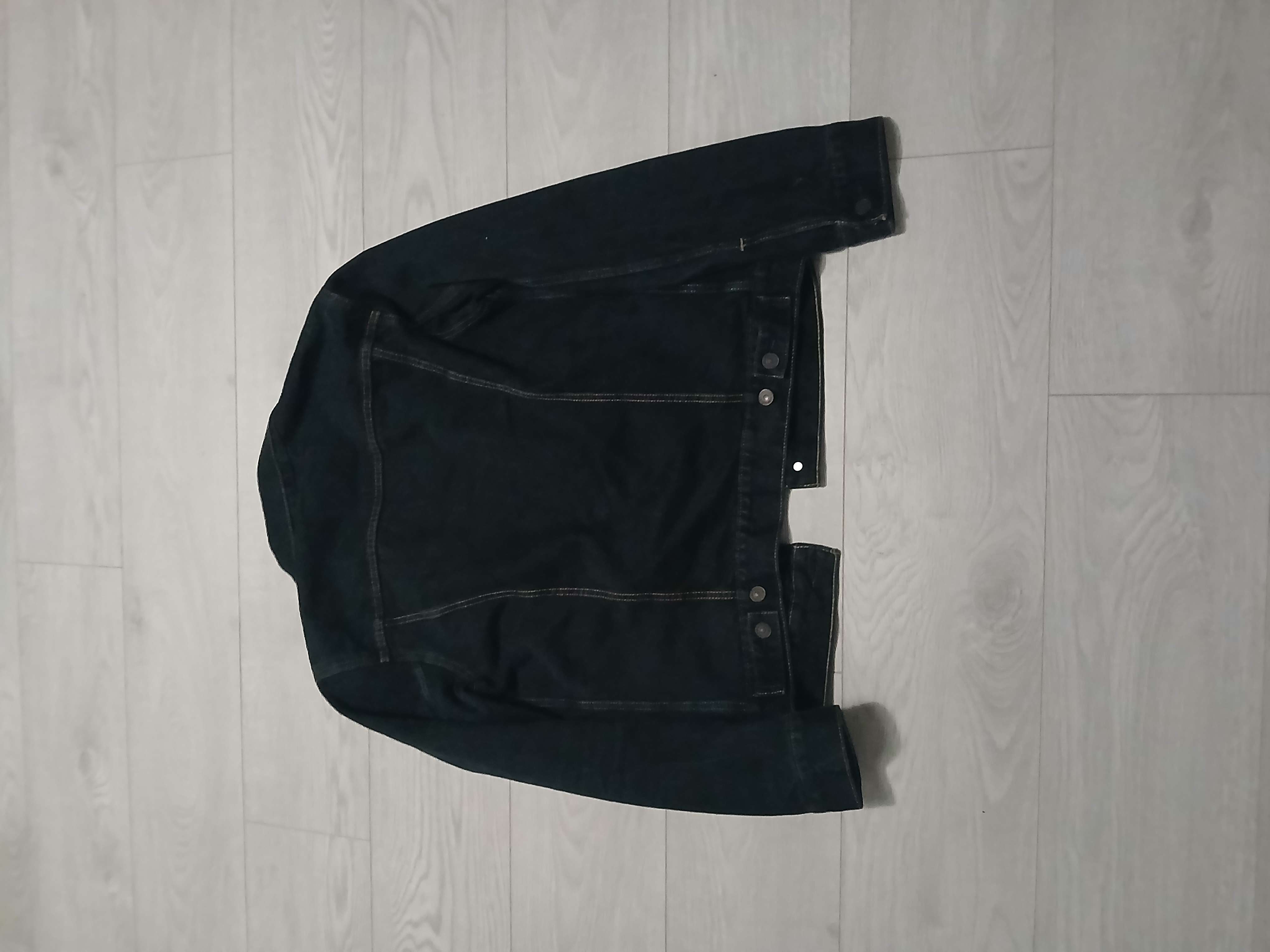 Levi's jacket 🥹🥹 (how tf do ppl take profesional photos) bought at 35 Vintage