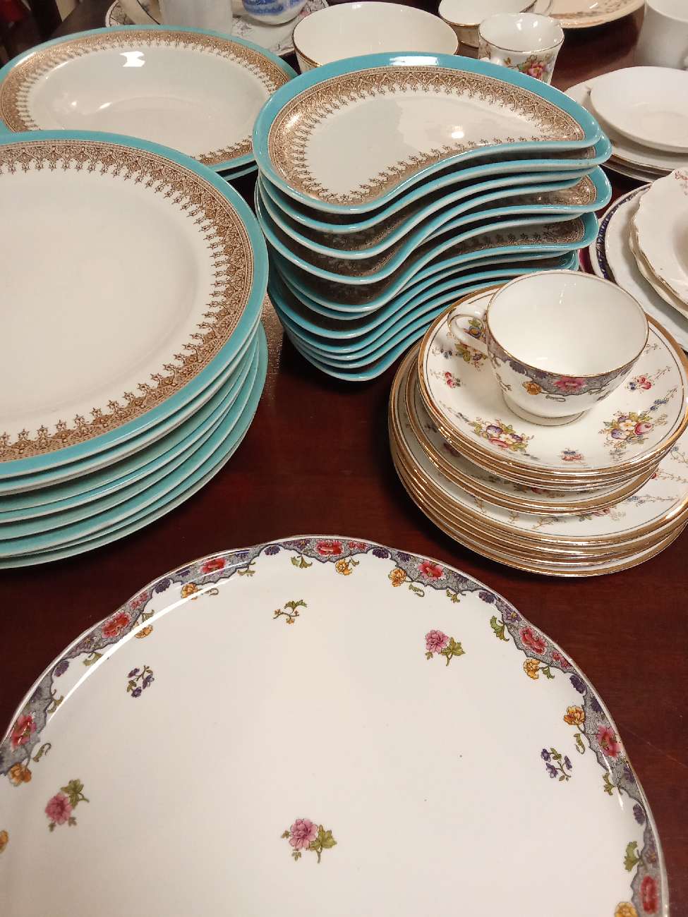 🕰️ Vintage Decorative Plate Set – Available Now!

📍Ready to pick up, 💬 contact us for pricing bought at Five Lamps Charity Shop - Sue Ryder Ireland