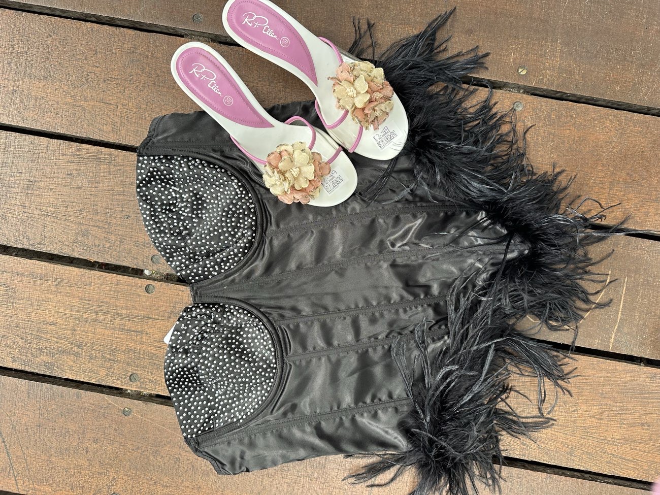 Fluffy diamanté corset & Y2K heels for £7.50! Corset is BNWT and retailed at £50 on its own 🤯💁‍♀️ product bought at tenovus cancer care for £7.50