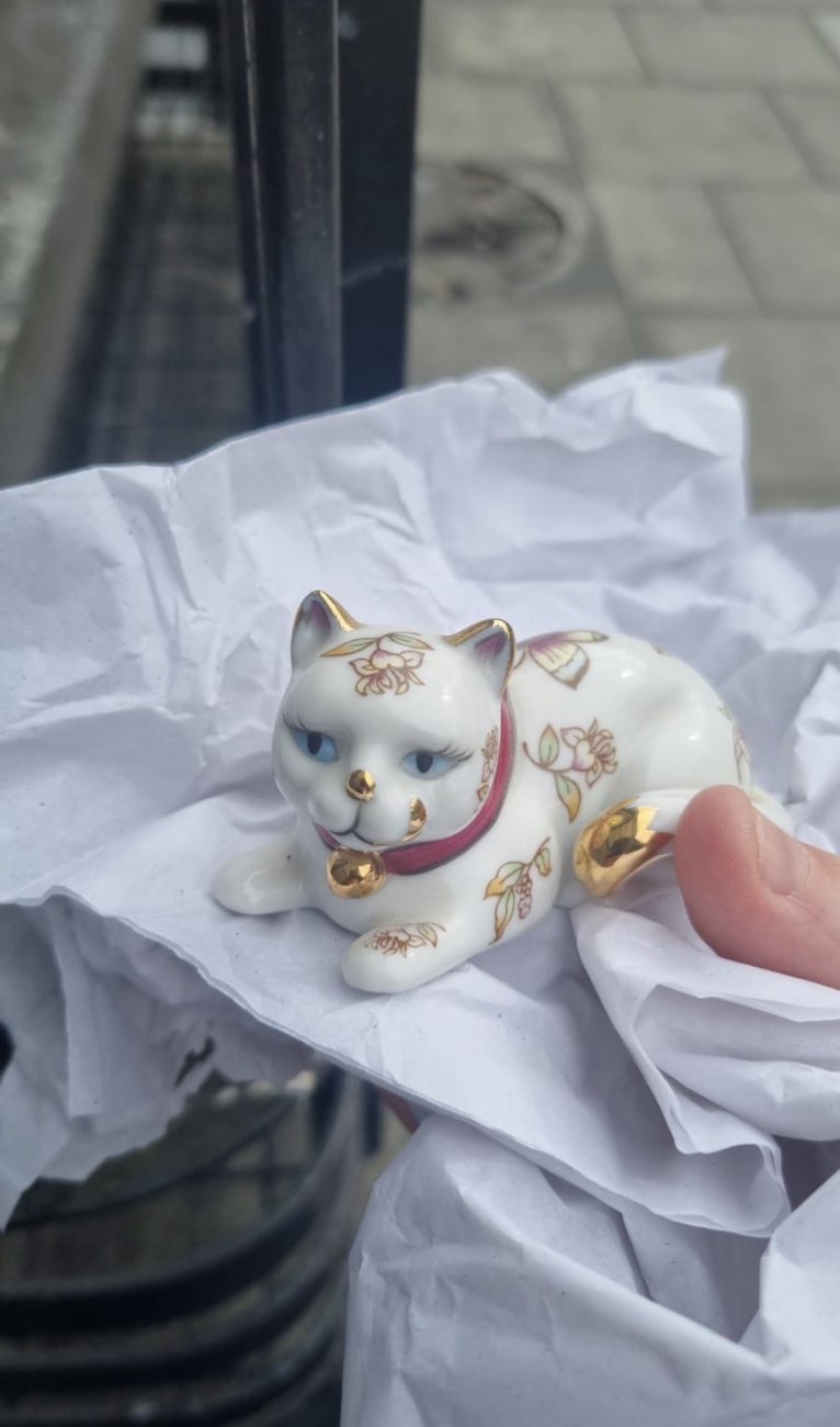 pretty ceramic cat bought at Vintage Dublin - Antiques, Vintage and Interiors for €4.00