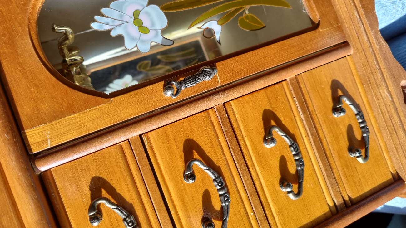 Cute jewellery box!! bought at David's Cave for £15.00