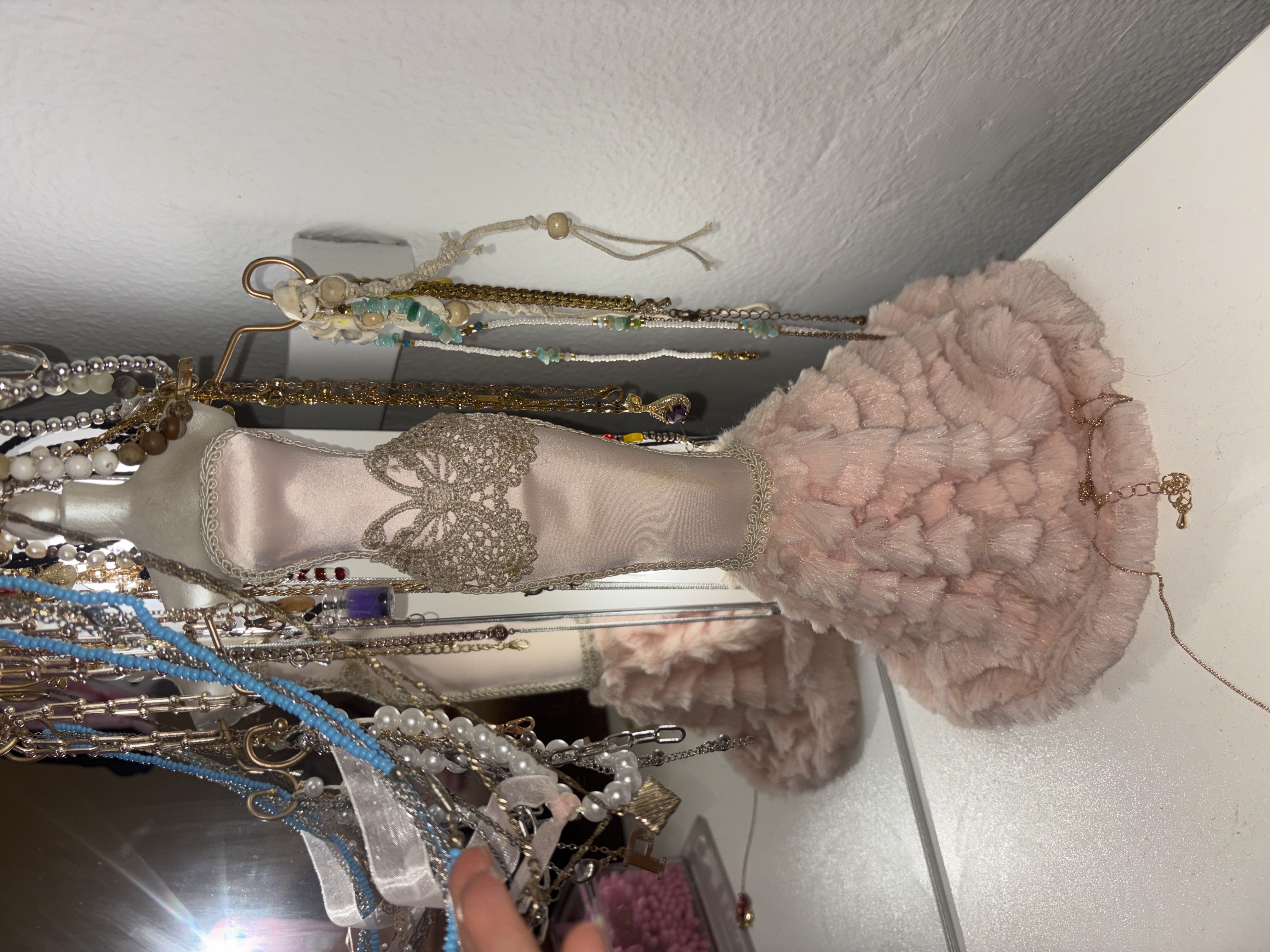 i didnt know beautiful jewelry holders like this existed until i found this one! so pretty!! 💕😣 bought at St Michael's Hospice Whitestone Shop & Cafe for £4.00