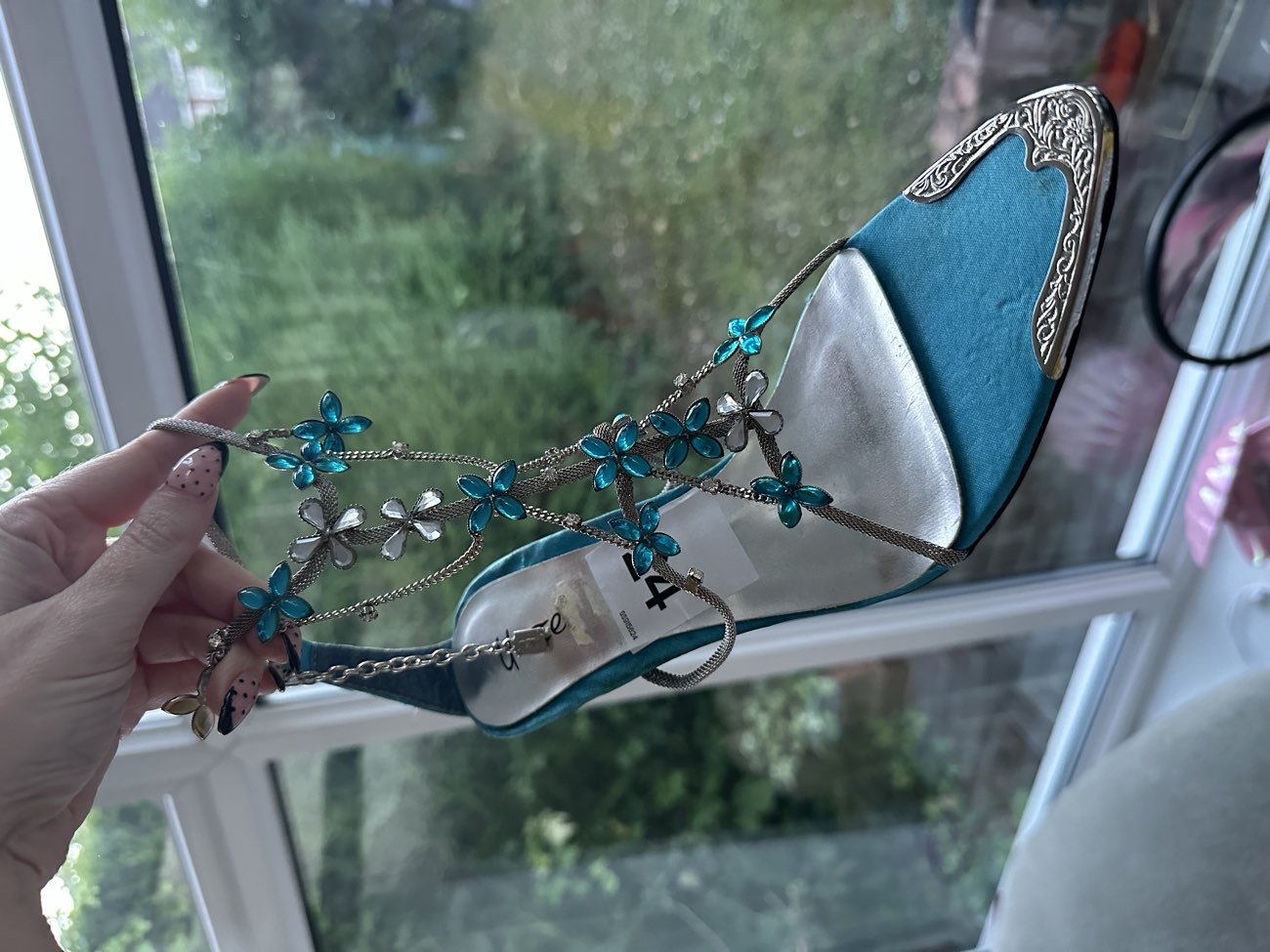 Mental western Y2K jewellery chain heels 🦋🏜️✨ product bought at Cancer Research UK for £4.00
