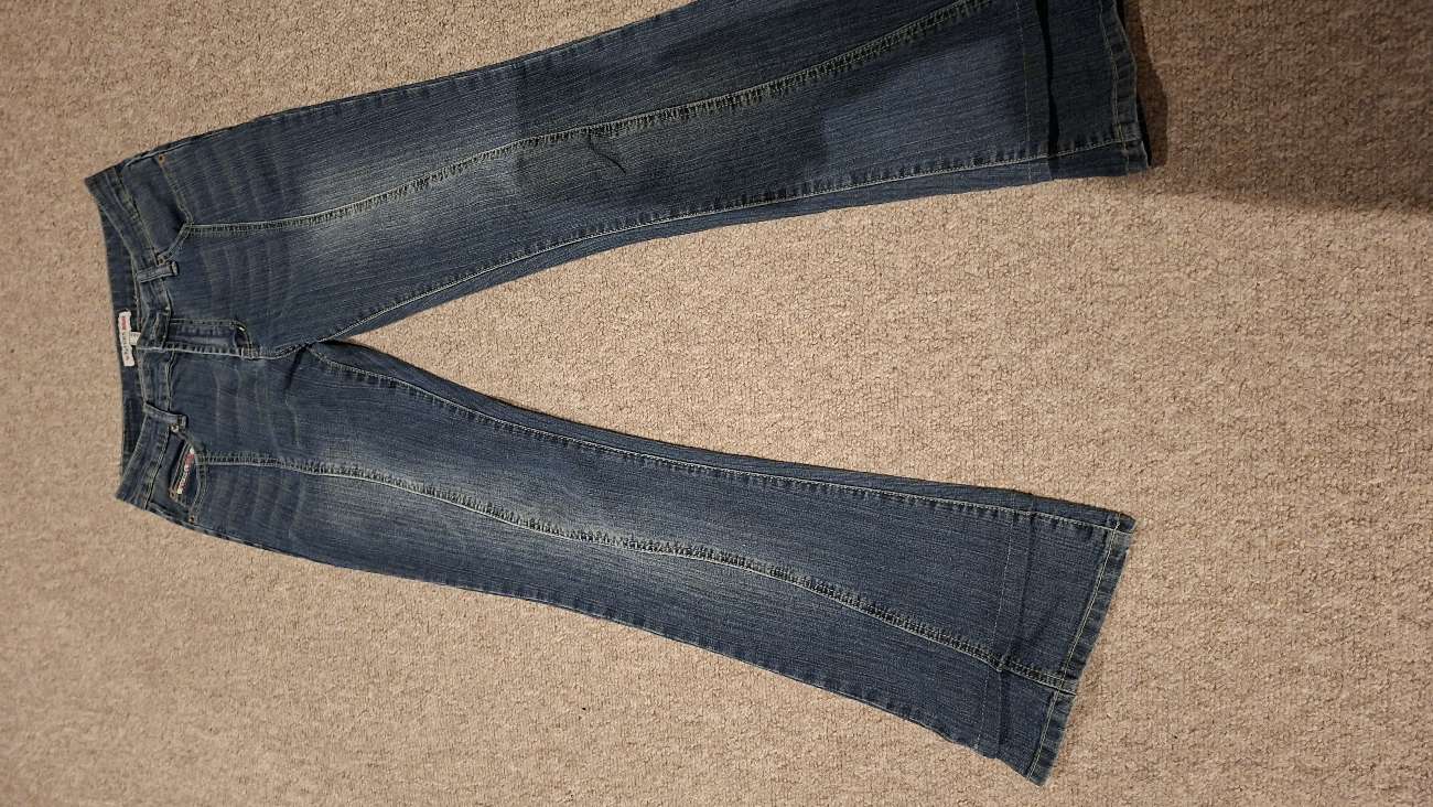 Super cute 2000s flaired jeans! bought at Going For Bust for £7.00
