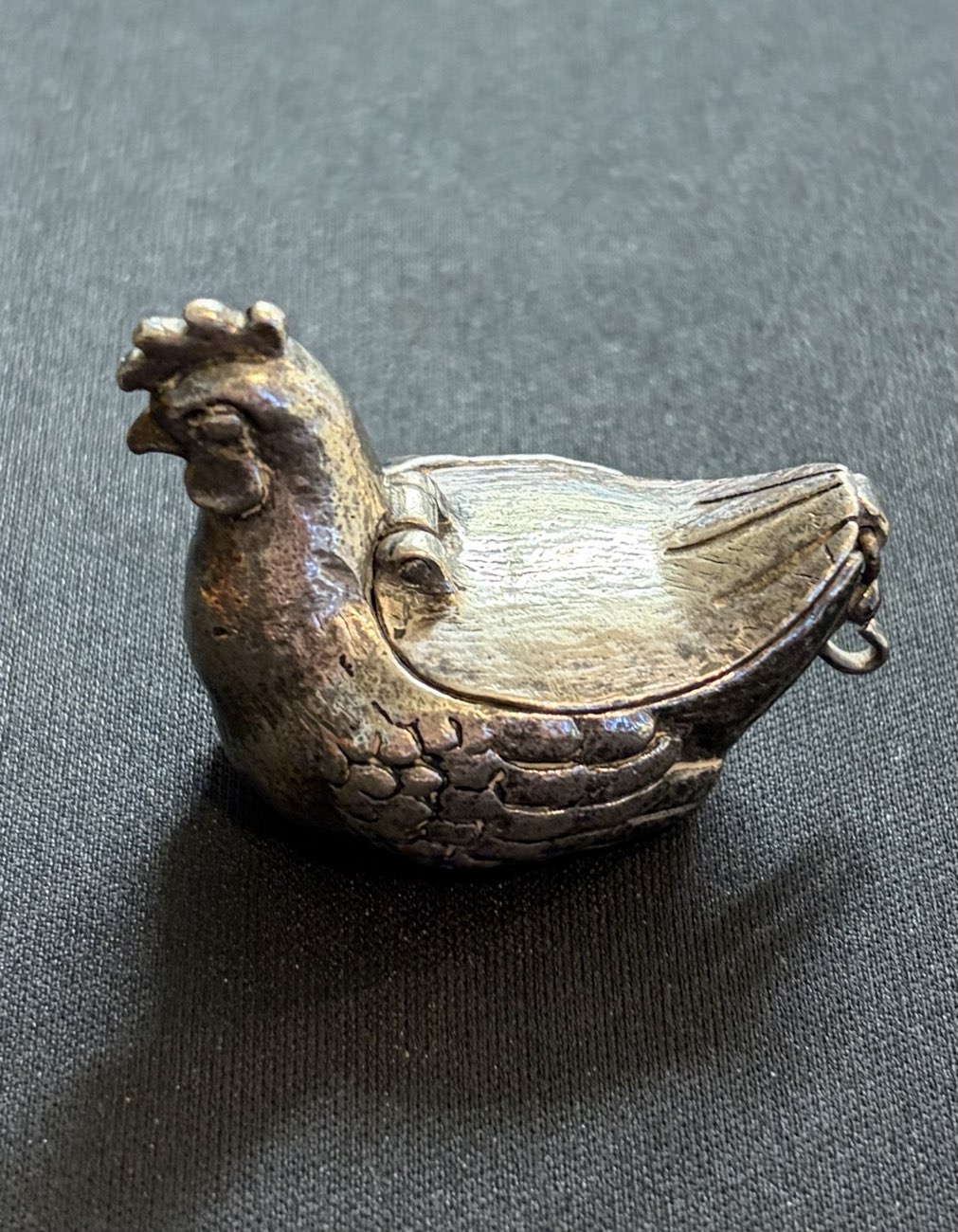 Pewter chicken pillbox. I collect these, so was thrilled to find 1 I didn’t know existed 😆 bought at Malvern Flea market for £10.00