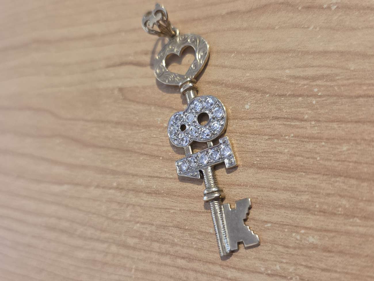 9ct gold pendant bought at Holcot Car Boot Sale and Farmers Market for £2.00