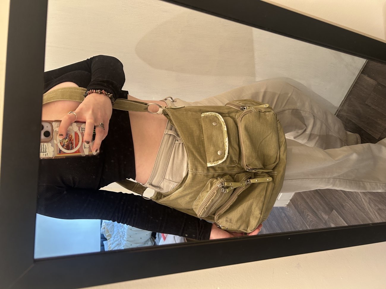 well worn but gorg cross body bag. hoping to use her as an everyday uni bag after some tlc 💚 product bought at The Salvation Army for £3.00