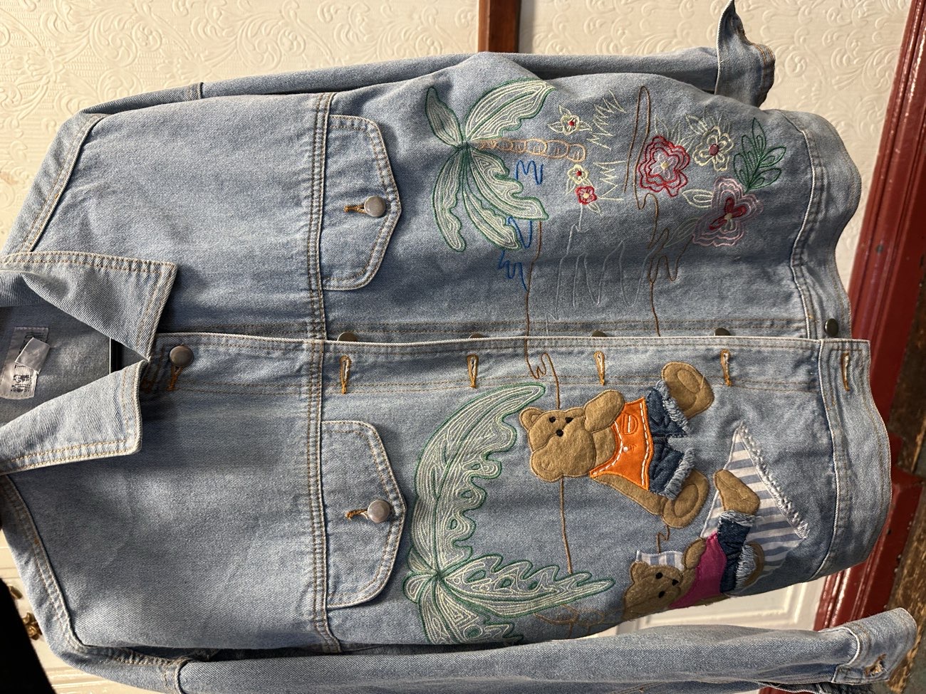 Cute 90s bears on holiday denim jacket 🥹🧸🌴 bought at Swipe Vintage x Hyde Kilo Sale for £15.00