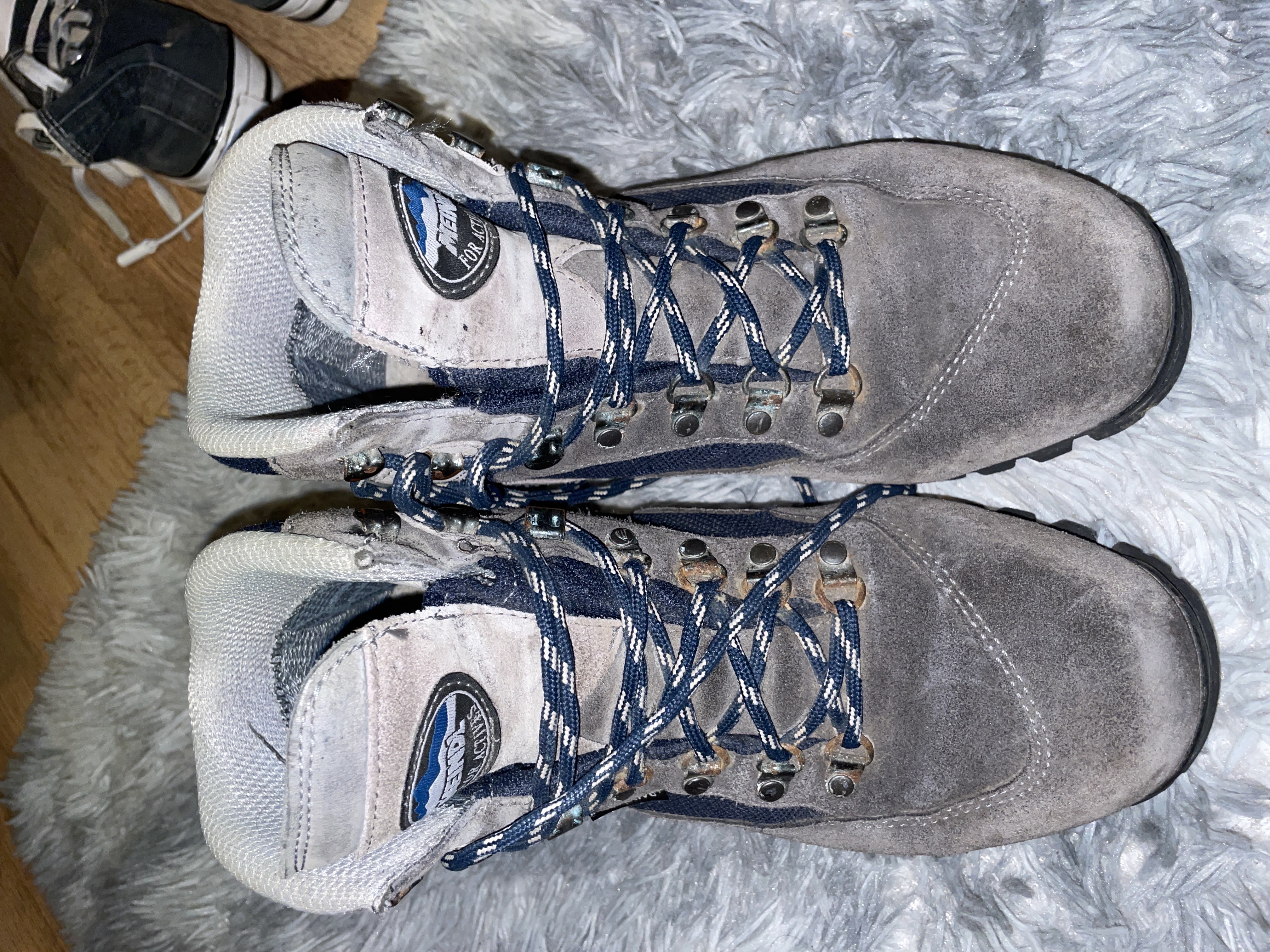 hiking boots at carboot for £3 product bought at Porthmadog Indoor Car Boot Sale