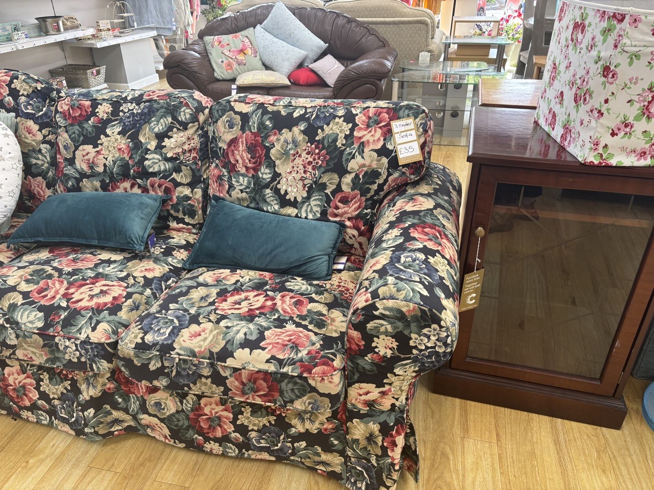 So gutted I don’t have space for this incredible sofa 😭 Super dreamy bought at Cancer Research UK for £35.00